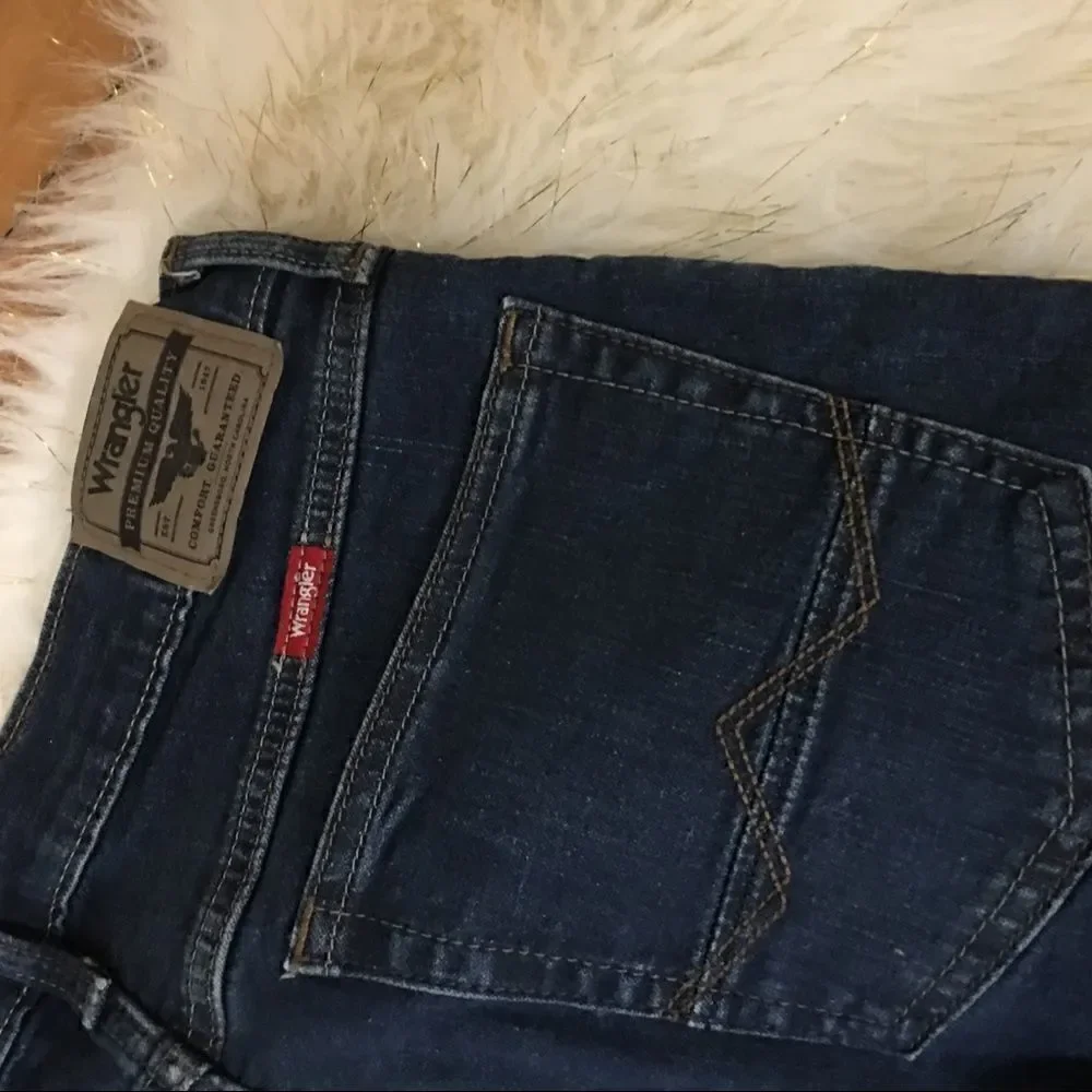 Wrangle Bootcut Stretch dark wash denim!